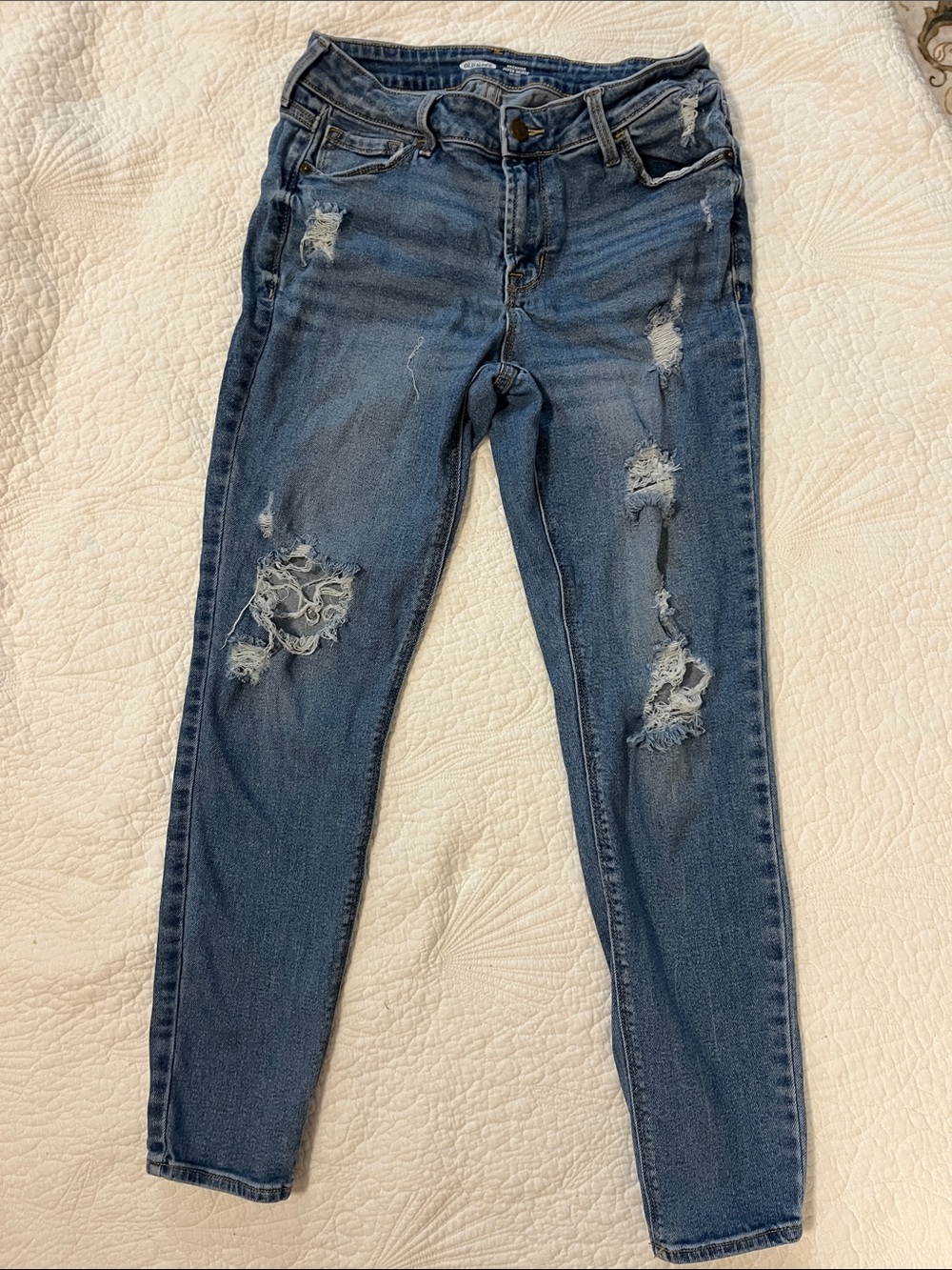 Women’s old navy rockstar mid-rise Skinny Jeans.